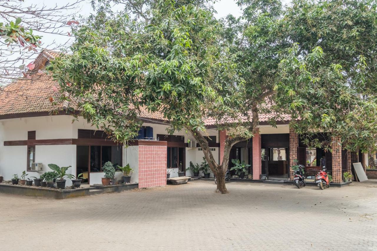 Oyo 951 Cempaka Ratu Beach Resort Сукабуми Экстерьер фото