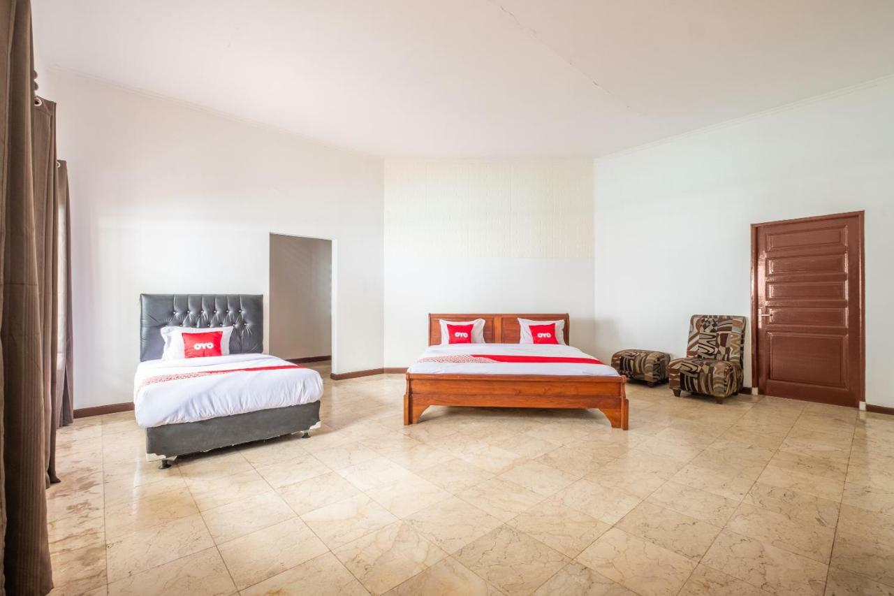 Oyo 951 Cempaka Ratu Beach Resort Сукабуми Экстерьер фото